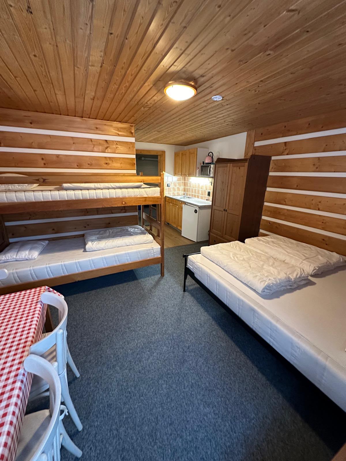 Pokoj č. 3 — celkový pohled s palandou