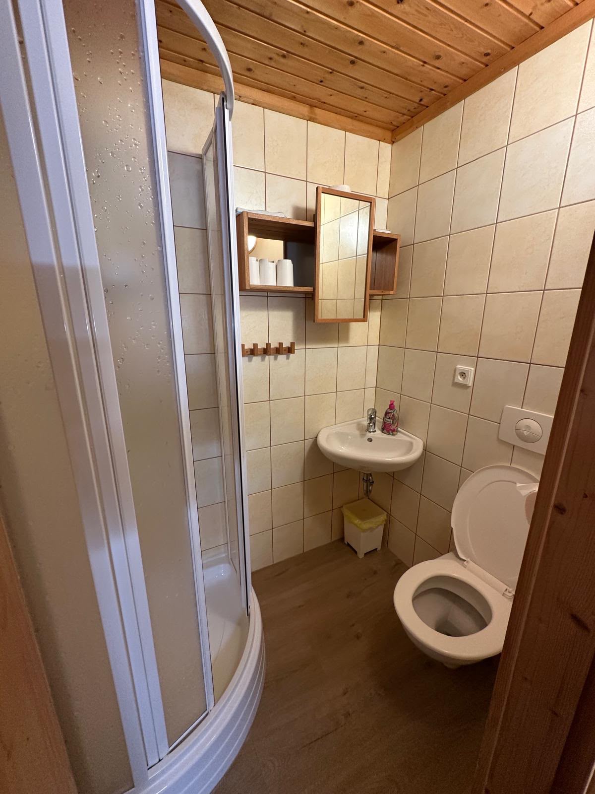 Vlastní koupelna se sprchou